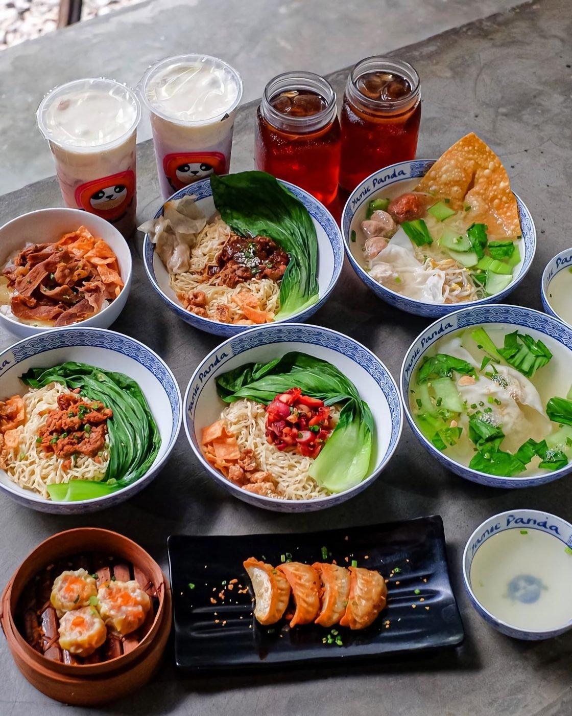 Aneka mangkuk yamie, dimsum, dan minuman Yamie Panda dari atas